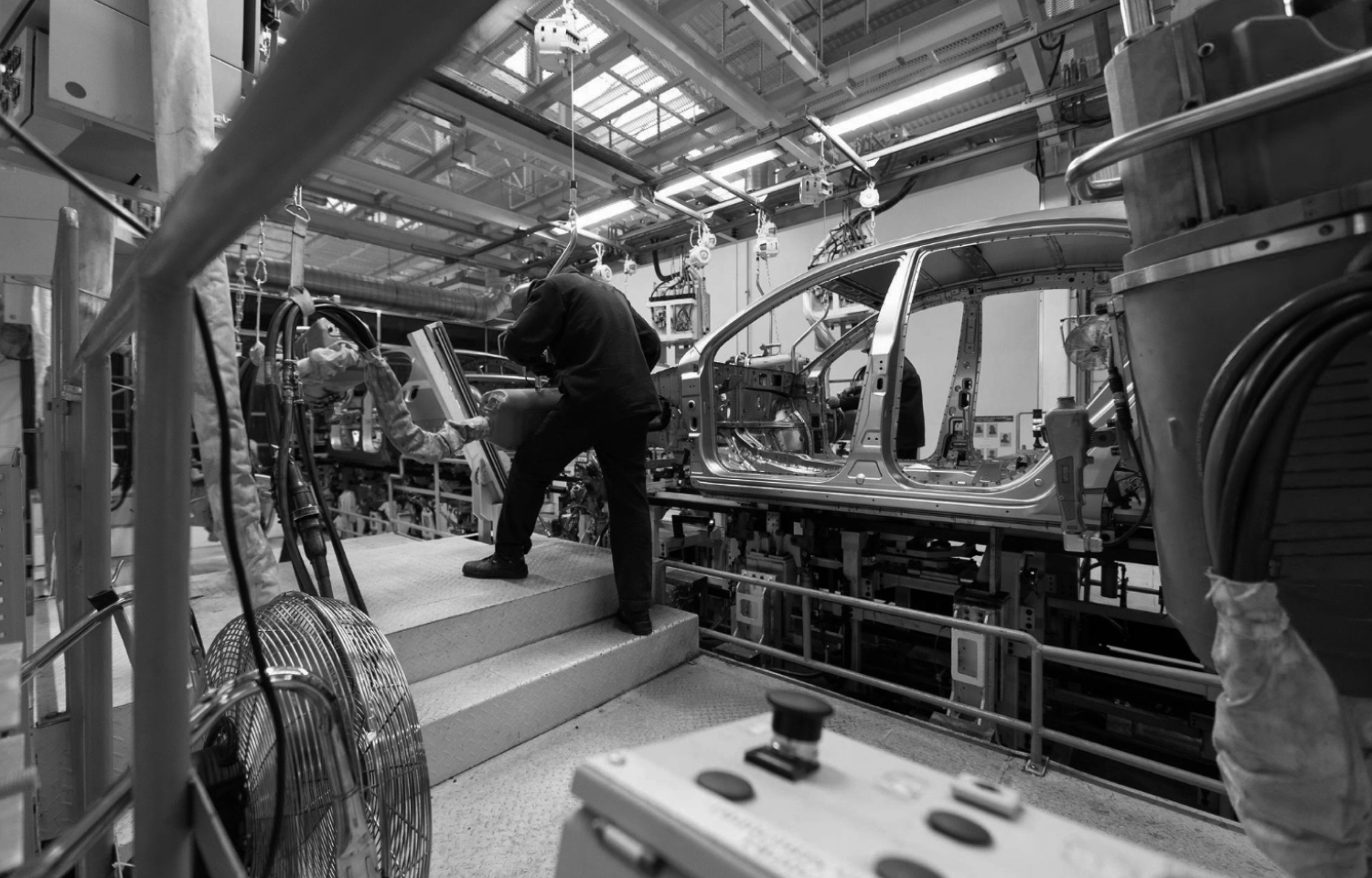 Foto de uma linha de montagem de automóveis